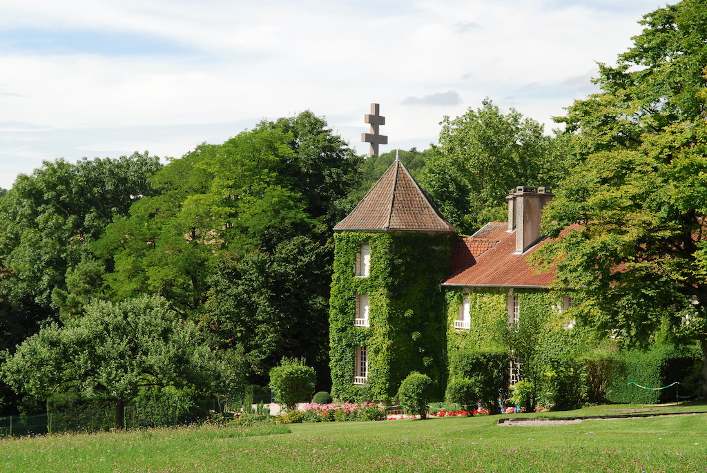 Voyage organisé en autocar pour visiter la dernière demeure du Général de Gaulle en groupe, une excursion ludique et culturelle