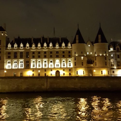 Voyage organisé en autocar pour visiter Paris, la ville lumière, durant toute une journée en groupe, une excursion ludique et culturelle